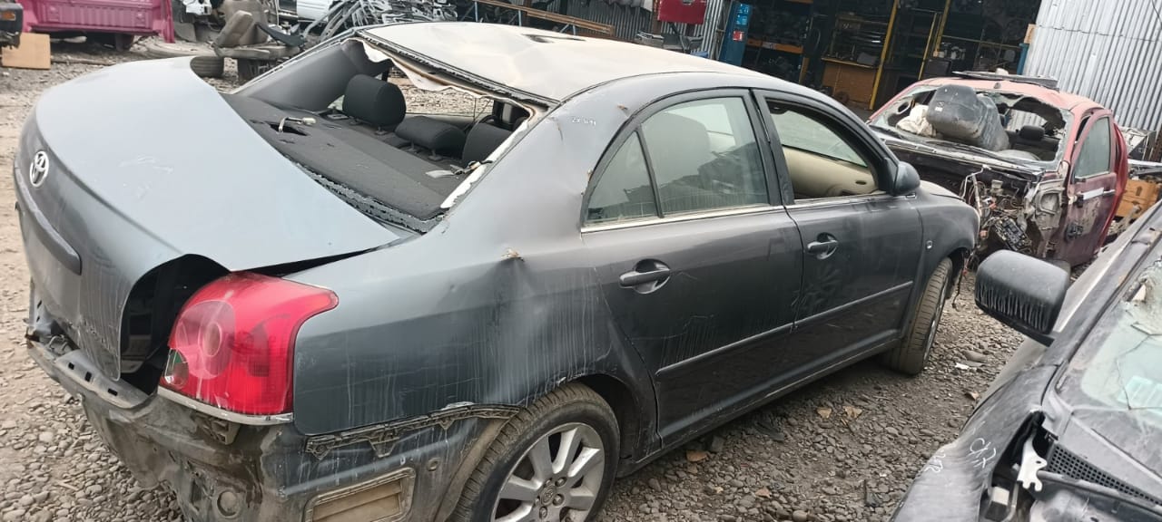  Toyota AVENSIS 2004    EN DESARME
